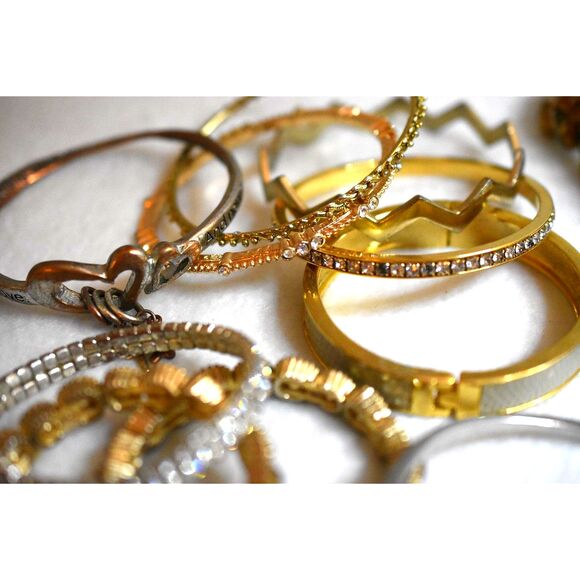 Stunning Trendy Lot Of 33 Mics. Styles/Colors Stackable Bracelets - Picture 4 of 7